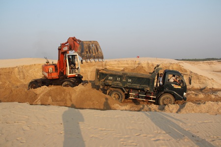 Có hàng trăm chuyến xe như thế này vào mua cát của đầu nậu mỗi ngày