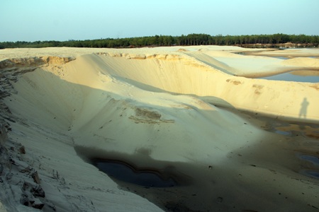 Hiện trường bãi cát xóm Tân Văn xã Thạch Văn, huyện Thạch Hà tan hoang do cát tặc để lại