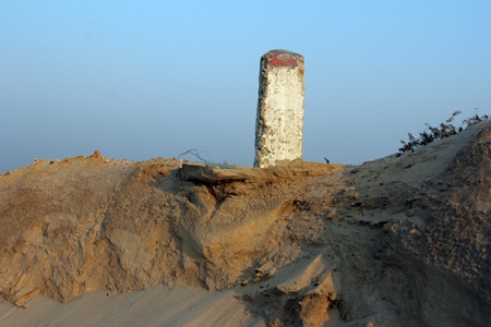 Một cột mốc của tuyến đường vừa thi công sắp sụp đổ