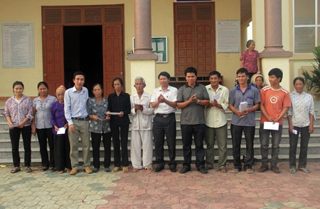 và trao 1.000.000 suất cho 10 hộ bị thiệt hại nặng nề nhất