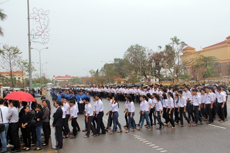 Người dân bắt đầu vào viếng Đại tướng tại nhà Tang lễ Quốc gia