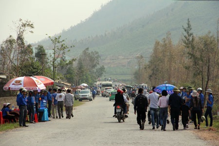 Đông nghịt người đổ về nơi an táng Đại tướng - 7 Dòng người trên đường lên núi Rồng