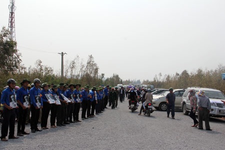 Đông nghịt người đổ về nơi an táng Đại tướng - 3 Đoàn viên thanh niên huyện Quảng Trạch xếp hàng dòng người dân về dự Lễ an táng