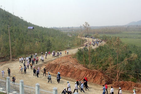Đông nghịt người đổ về nơi an táng Đại tướng - 8 Dòng người trên đường lên núi Rồng