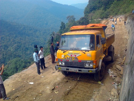 Tạm thông xe tuyến quốc lộ sạt lở trong bão số 11 - 2 Và lúc được sửa chữa, lưu thông vào trưa nay (ảnh: Khu QLĐB IV cung cấp)
