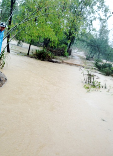 Vỡ bờ kè trong đêm, hơn 300 nhà dân ngập sâu - 1 Hình ảnh nước lũ tràn về sau khi hai bờ kè Chung Dân và Trung Miệu của xã Thạch Bàn bị vỡ (