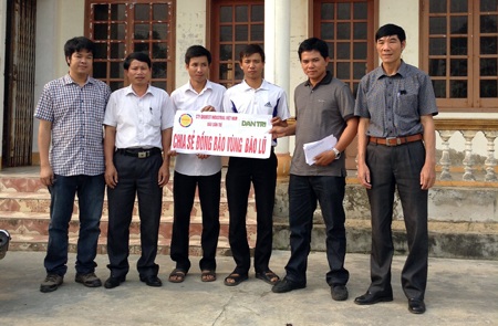 Công ty Grobest Industrial Việt Nam cùng Dân trí mang quà đến người bị thiên tai Hà Tĩnh