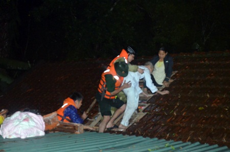 Bộ đội biên phòng cứu giúp người dân trong lũ dữ - 3 Hình ảnh người lính đẹp trong lũ dữ
