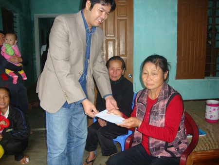 PV Dân trí tặng quà động viên bà Nhân sớm ổn định cuộc sống