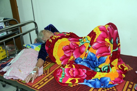 Cụ Hồ Thị Hinh nằm mê mệt suốt hai ngày sau khi bị ngộ độc thức ăn tại đám giỗ