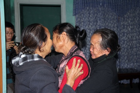 Chị Nguyễn Thị Giang khóc nức nở. Ngày mẹ mất tích, chị mới tròn 16 tuổi