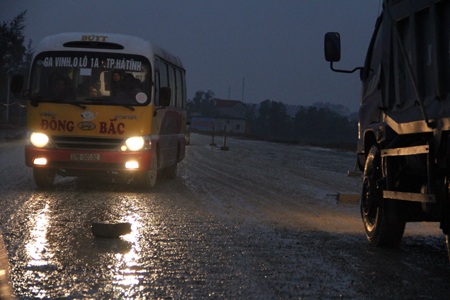  Cọc tiêu gãy đổ cũng không được thu dọn, buộc nhà xe phải lách để tránh sập gầm