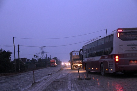 Cảnh tượng các nhà xe luồn lách giành phần đường đi lại