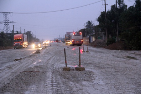 Hệ thống cọc tiêu chình ình trên mặt đường, phản tác dụng phân luồng giao thông