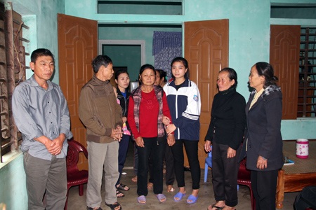 Sự trở về ly kỳ của người đàn bà 17 năm bị bán sang Trung Quốc - 1 Bà Hồng Nhân (áo đỏ) trong vòng vây của con cháu, người thân