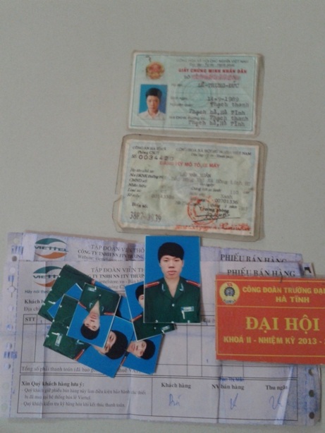 Lật mặt kẻ giả danh công an để lừa đảo - 1 Nhiều giấy tờ, ảnh chân dung của Đức trong trang phục CAND