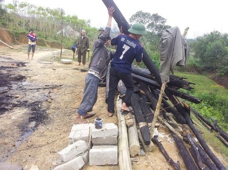 Nhân dân và chính quyền địa phương đang ra sức giúp gia đình anh Đức dọn dẹp, dựng lại nhà cửa