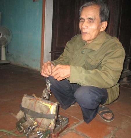 Mặc dù mắt không thấy nhưng ông Dương có biệt tài sửa khóa giỏi