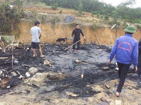 Nhân dân và chính quyền địa phương đang ra sức giúp gia đình anh Đức dọn dẹp, dựng lại nhà cửa