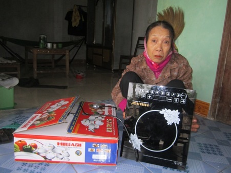 Mặc dù đã mua bếp gần 1 tháng nhưng bà Lục vẫn không dám sử dụng