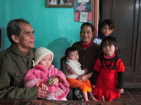 Vợ chồng ông Dương bên các cháu