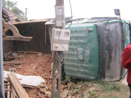 Tránh xe con, xe tải lao thẳng vào nhà dân