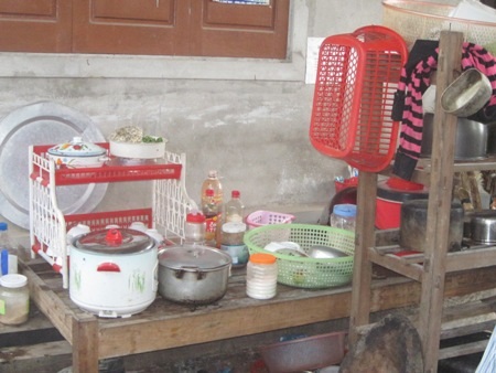 Ngay ngoài cửa phòng khám là một hình ảnh hết sức nhếch nhác