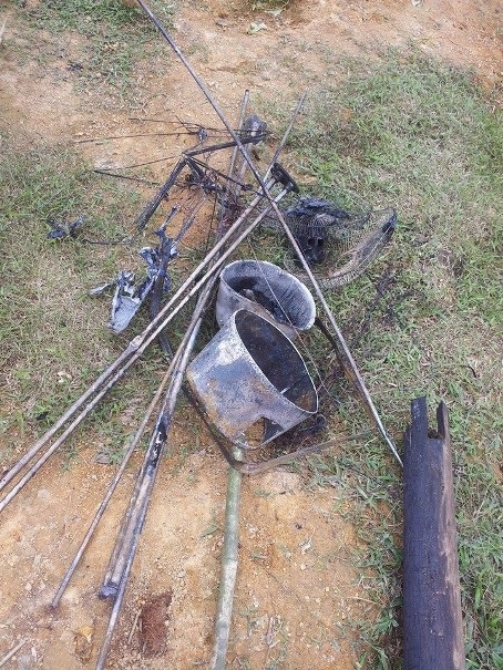 Nhân dân và chính quyền địa phương đang ra sức giúp gia đình anh Đức dọn dẹp, dựng lại nhà cửa