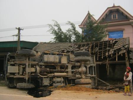 Tránh xe con, xe tải lao thẳng vào nhà dân