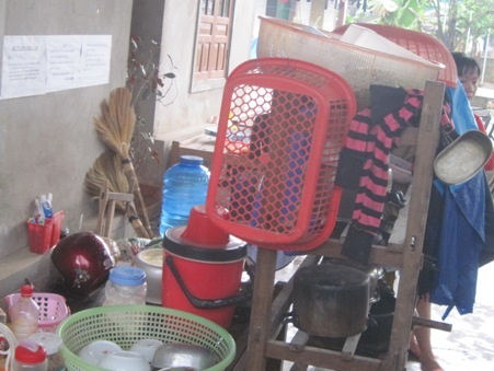 Ngay ngoài cửa phòng khám là một hình ảnh hết sức nhếch nhác