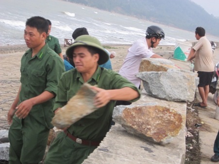 Các chiến sỹ Đồn biên phòng Cẩm Nhượng khẩn trương gia cố lại bờ kè trước siêu bão