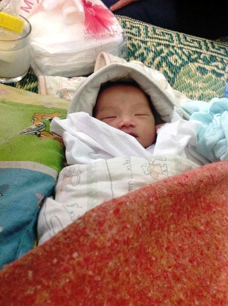 Bé trai sơ sinh bị bỏ rơi bên vệ đường - 1 Hiện cháu bé đang được chăm sóc tại Trạm y tế xã Sơn Lễ