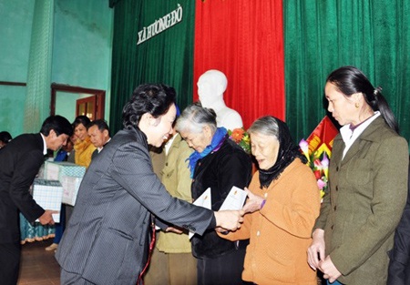 Phó Chủ tịch nước thăm hỏi động viên bà con xã Hương Đô, huyện Hương Khê.