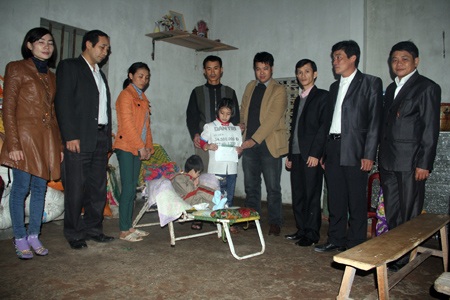 Chỉ có sự quan tâm của cộng đồng mới có thể giúp cô bé Thúy Hằng không phải bỏ học vào lúc này