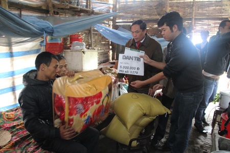 Quỹ Nhân ái hỗ trợ chăn ấm và gạo tới 2 mẹ con trong túp lều rách nát - 2 PV