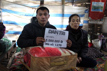 Quỹ Nhân ái hỗ trợ chăn ấm và gạo tới 2 mẹ con trong túp lều rách nát - 3 Mẹ con bà Nguyệt đã cảm thấy ấm lòng khi nhận quà của báo điện tử Dân trí