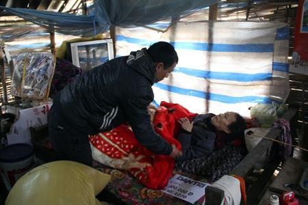 Quỹ Nhân ái hỗ trợ chăn ấm và gạo tới 2 mẹ con trong túp lều rách nát - 4 Mẹ con bà Nguyệt đã cảm thấy ấm lòng khi nhận quà của báo điện tử Dân trí