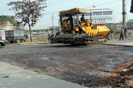 Dân “giám sát” nhà thầu khắc phục “đường thảm nhựa trong mưa” - 2 Việc Công ty 487 thảm bê tông nhựa trong mưa vào tối 5/9 khiến dư luận hết sức bức xúc