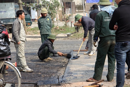 Sau đó chủ đầu tư đã vệ sinh sạch sẽ lớp base, rải nhựa kết dính.