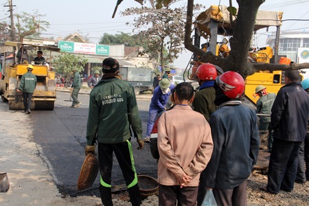 Dân “giám sát” nhà thầu khắc phục “đường thảm nhựa trong mưa” - 4 Sau đó chủ đầu tư đã vệ sinh sạch sẽ lớp base, rải nhựa kết dính.