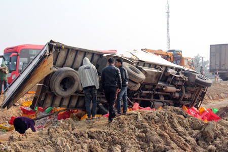 Sau đó lật nhào xuống nền đường đang được mở rộng