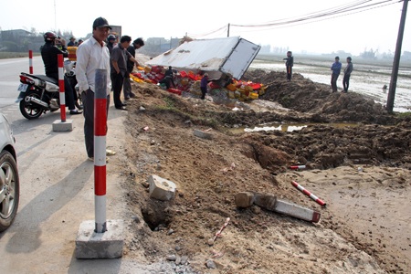 Chiếc xe đâm gãy cột mốc