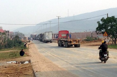 Hàng dài xe buộc phải dừng lại hàng tiếng đồng hồ do ách tắc giao thông