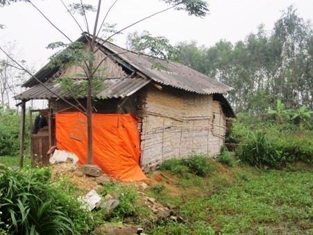 Quỹ Nhân ái hỗ trợ chăn ấm và gạo tới 2 mẹ con trong túp lều rách nát - 1 Đã mấy mùa rét rồi mẹ con bà Nguyệt phải tá túc trong túp lều tạm bợ này