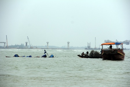 Cứu sống 4 ngư dân bị sóng biển đánh chìm tàu