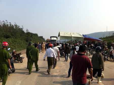 Sau khi tai nạn xẩy ra người dân dựng rạp ngay trên quốc lộ 1A gây cản trở giao thông