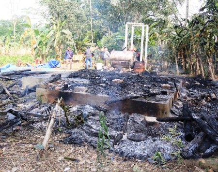 Lửa thiêu rụi tài sản một gia đình nghèo - 1 Toàn cảnh ngôi nhà của bà Hợi bị ngọn lửa đốt cháy trơ trọi