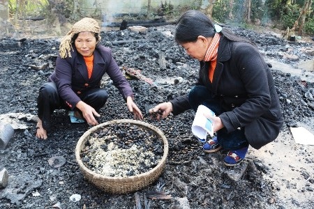 Lửa thiêu rụi tài sản một gia đình nghèo - 2 Bà Hợi (bên trái) đau xót trước ngôi nhà chỉ còn là tro tàn