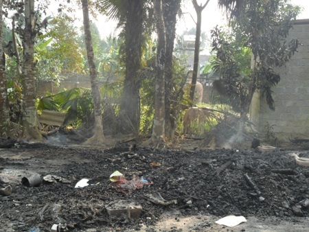 Chỉ trong mấy chục phút hỏa hoạn xảy ra, ngôi nhà tranh hai gian của chị Hợi đã biến thành tro bụ