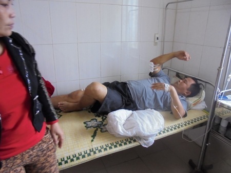 Ông Ngọc đang nằm điều trị tại Bệnh viện Đa khoa huyện Đức Thọ